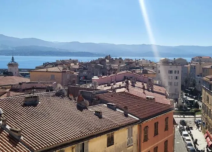 Superbe T2 Avec Balcons, Vieux Port, Hyper Centre Ajaccio