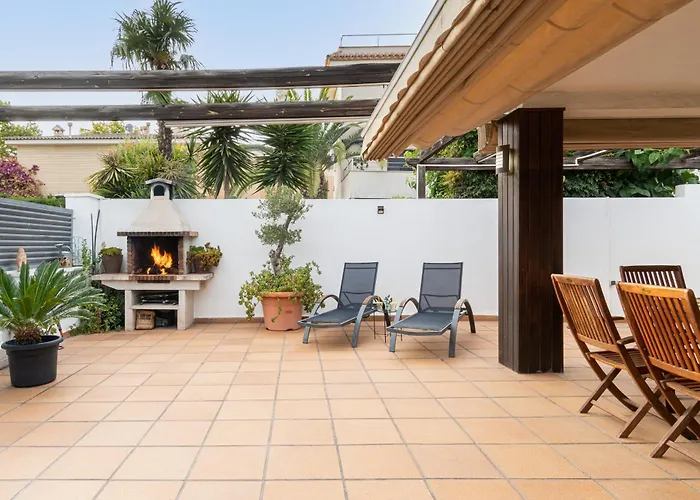 "Charm & Cozy 4Br - 3Ba With Pool & Barbecue"