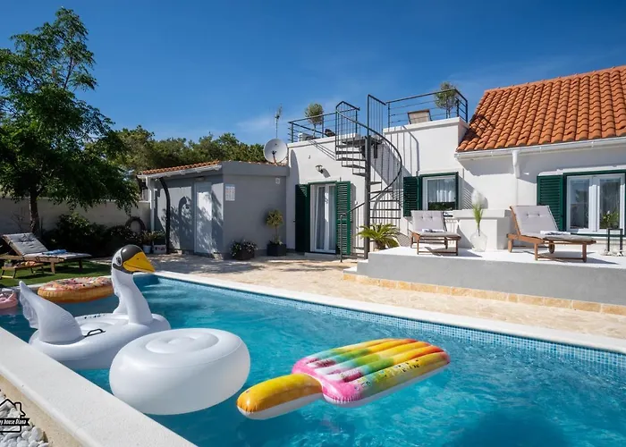 House Diana - Heated Swimming Pool And Jacuzzi