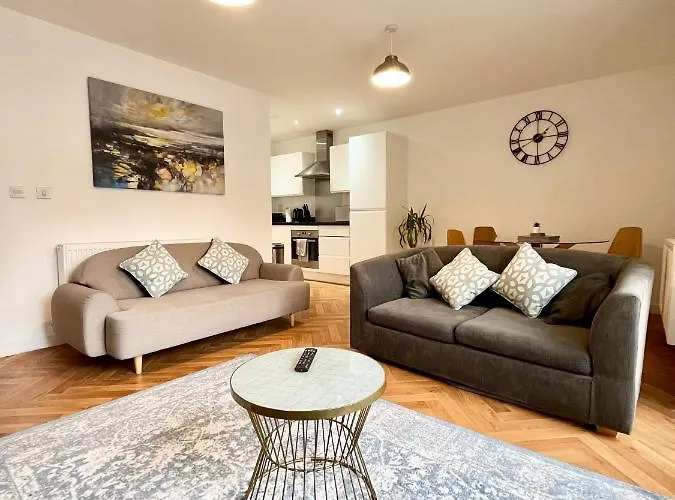 Coastal Comfort: Dual-Bed Suite Near Gunwharf Quays