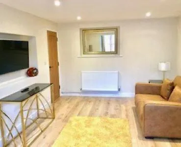 High Hedges Apartment A