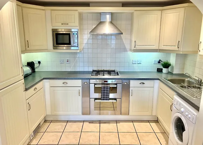 2 Bed Serviced Apartment With Balcony, Free Parking, Wifi & Netflix In Basingstoke