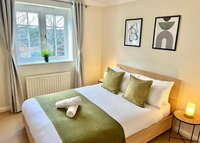 2 Bed Serviced Apartment With Balcony, Free Parking, Wifi & Netflix In Basingstoke