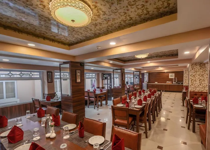 Summit Oakden Resort & Spa At Mall Road