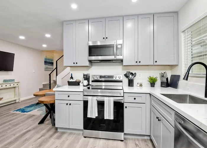 Coastal 2Br Escape - Steps To The Sand & Surf