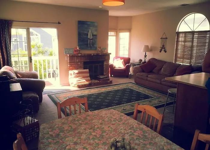 The Newport Family Peninsula Beach House
