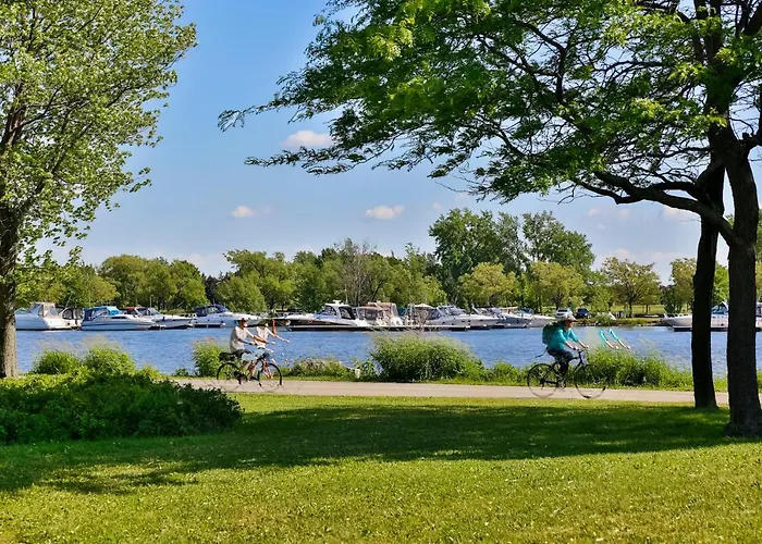 Comfortable 2-Bedroom Apartment - Free And Plentiful Parking - 10 Minutes To Airport And 15 Minutes To Downtown Montreal - Near Popular Waterfront Restaurants - Located In Beautiful Lachine
