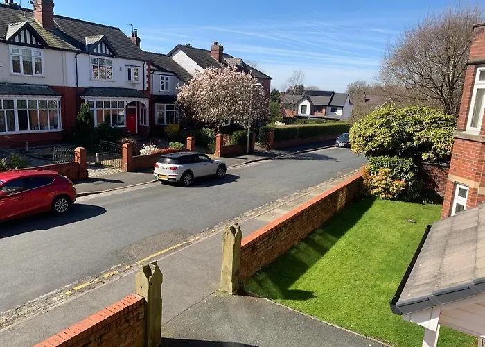 Kensington Luxury Apartment On Gated Development In Leafy Edge Of Chorley Town Centre
