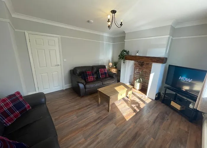 House Nr Bailgate Area And Cathedral Off Road Parking And Garden