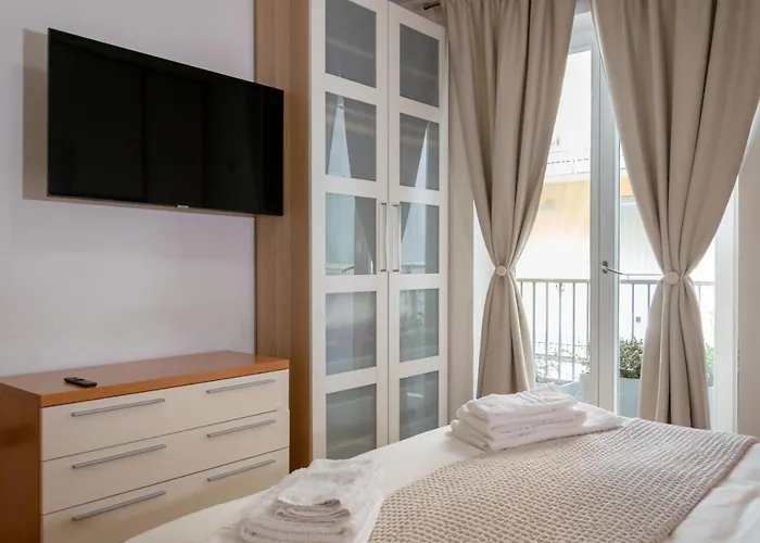 Riva Central Apartment - Free Parking