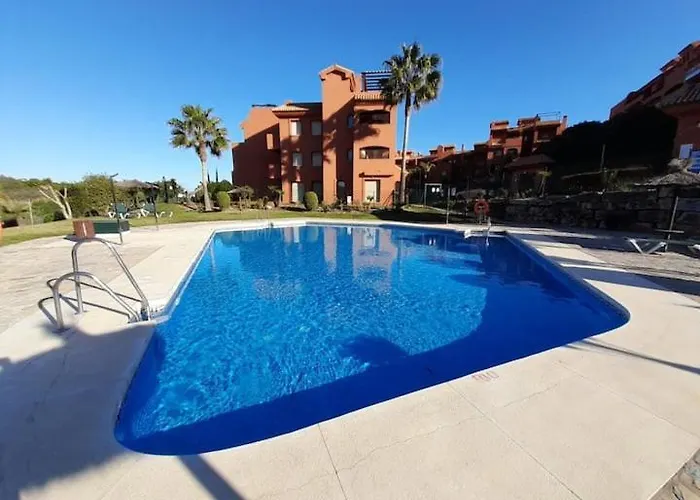 Apartamento De Tres Dormitorios Muy Espacioso Con Jardines Y Piscinas