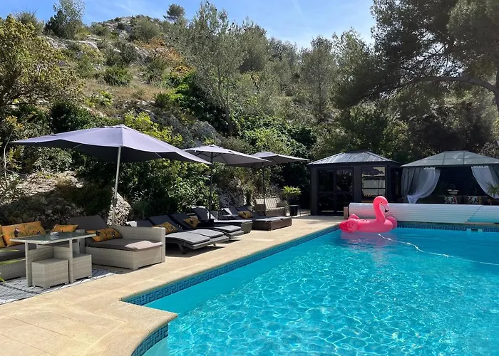 Villa En Provence, Spa & Piscine, Pour 9 Personnes- Gites Les Estelles
