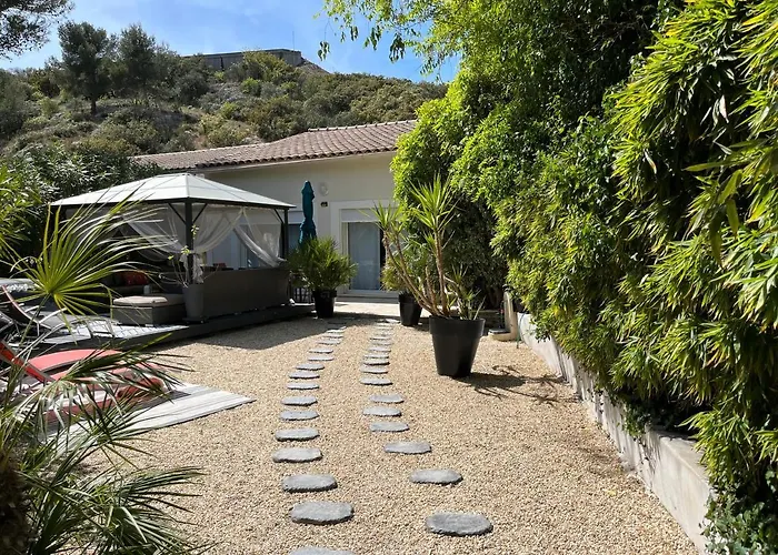 Villa En Provence, Spa & Piscine, Pour 9 Personnes- Gites Les Estelles