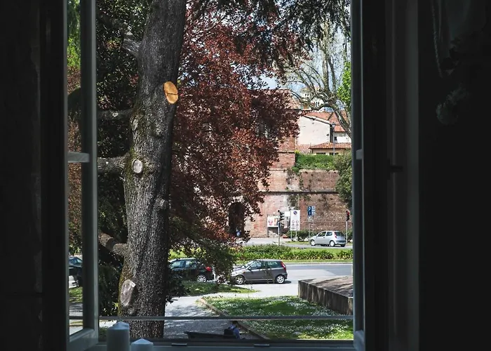 Belvedere Luxury Apartment, View On The Lucca Walls