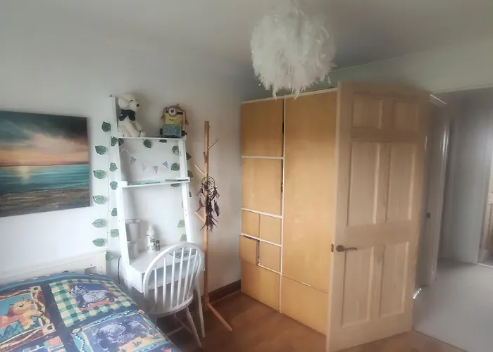 Bedroom In Quiet Neighborhood