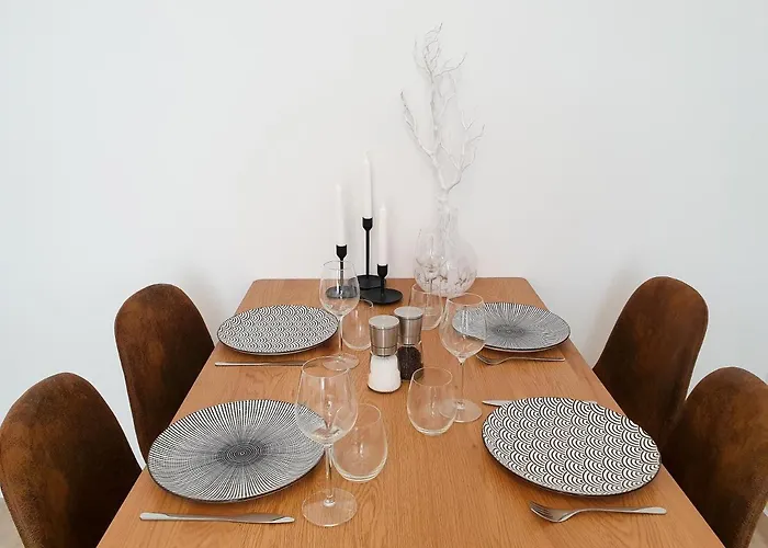 Ferienwohnungen Am Theater: Modern Central Apartments with Kitchen and Netflix