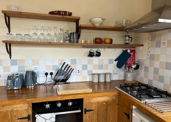 Bright, Spacious Flat Close To Beach, Cliff Road