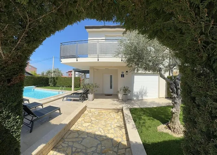 Villa Divina With Private Heated Pool