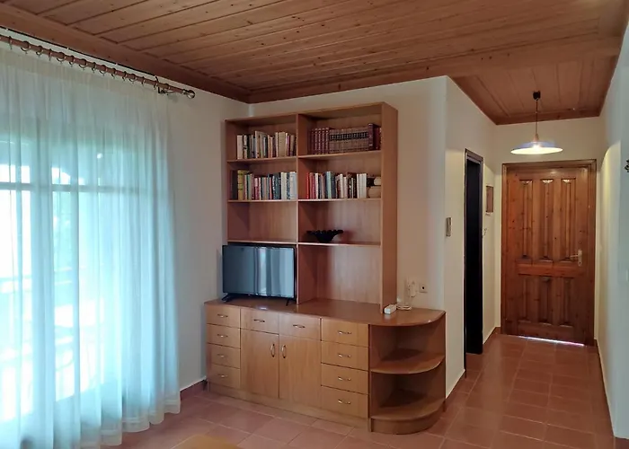 Bright, Beachfront Apartment With Free Parking And Garden