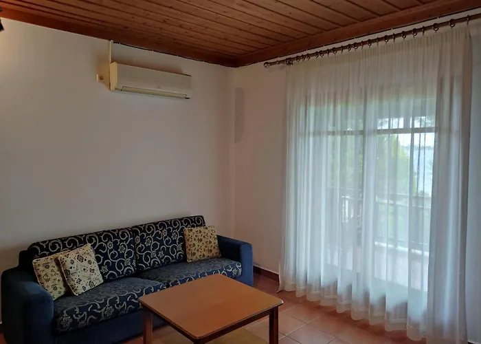 Bright, Beachfront Apartment With Free Parking And Garden