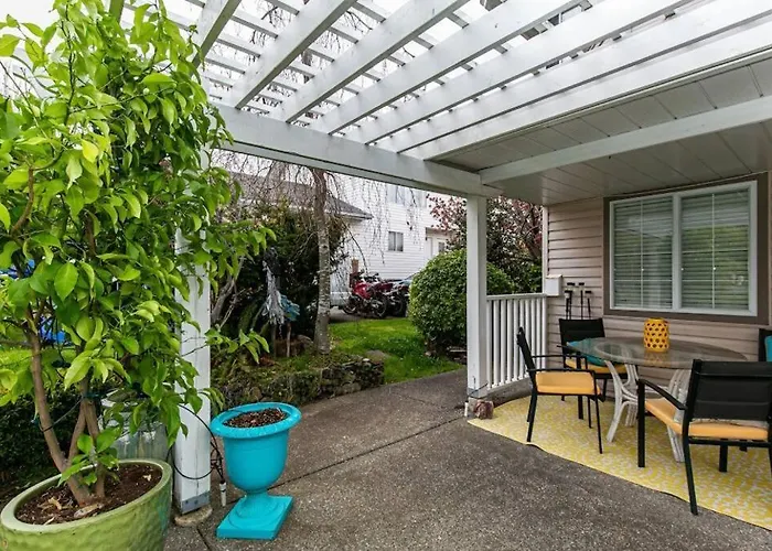 Lovely 2 Bedroom Suite Steps From The Beach