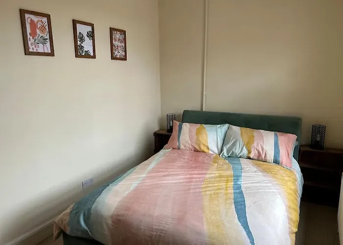 Bright, Spacious Flat Close To Beach, Cliff Road