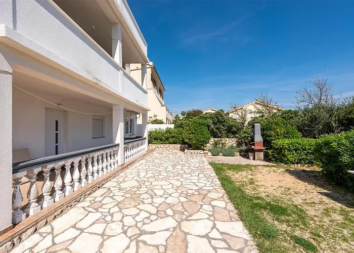 1 Bedroom Stunning Apartment In Pag