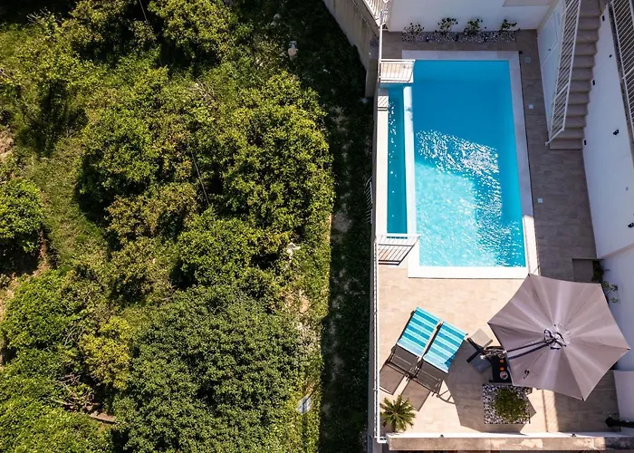 Villa With Swimming Pool Tia&Ella -Heated Pool