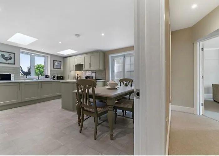 119 Flat 2 Northgate St - Stylish One Bedroom Apartment Set Within Walking Distance To Town, Spacious Living Space With Public Car Park Close By