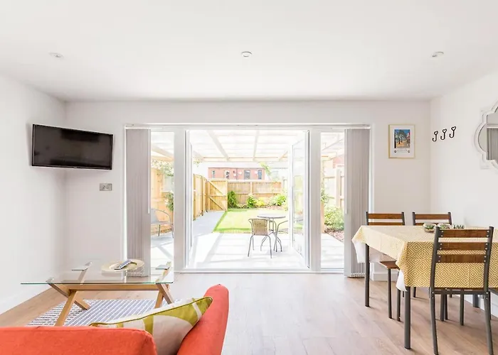Charming Chester Studio With Private Garden & Free Parking