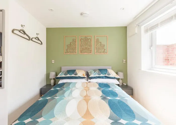 Charming Chester Studio With Private Garden & Free Parking