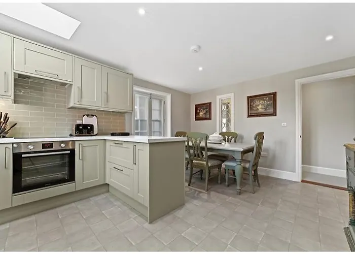 119 Flat 2 Northgate St - Stylish One Bedroom Apartment Set Within Walking Distance To Town, Spacious Living Space With Public Car Park Close By