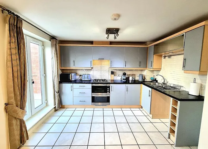 Spacious 4 Bed Family Home With Private Garden & Free Parking - Hamilton