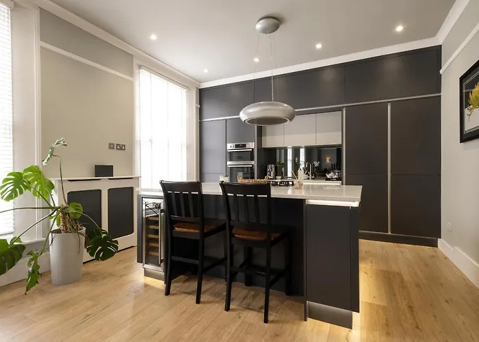 Stylish Central Apartment With Parking & Lift