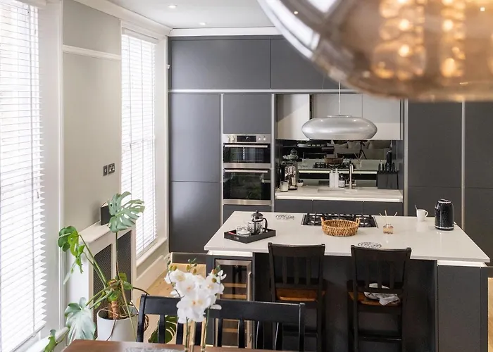 Stylish Central Apartment With Parking & Lift