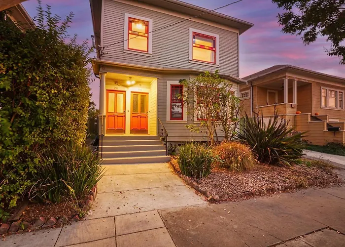 Light Filled Condo 3 Bedrm With Enclosed Sunny Backyard