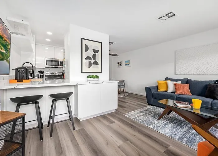 Biarritz-Top Floor 1Br With Views, Pool & Spa, Walk To Downtown