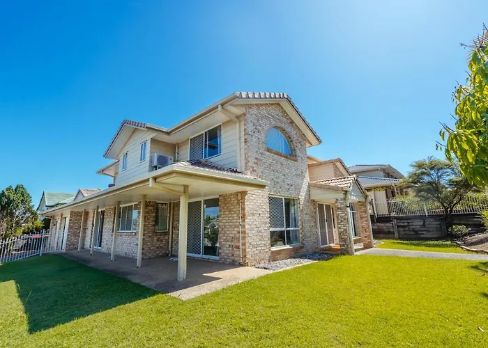 Spacious Newly Redecorated 5Bd Family Home
