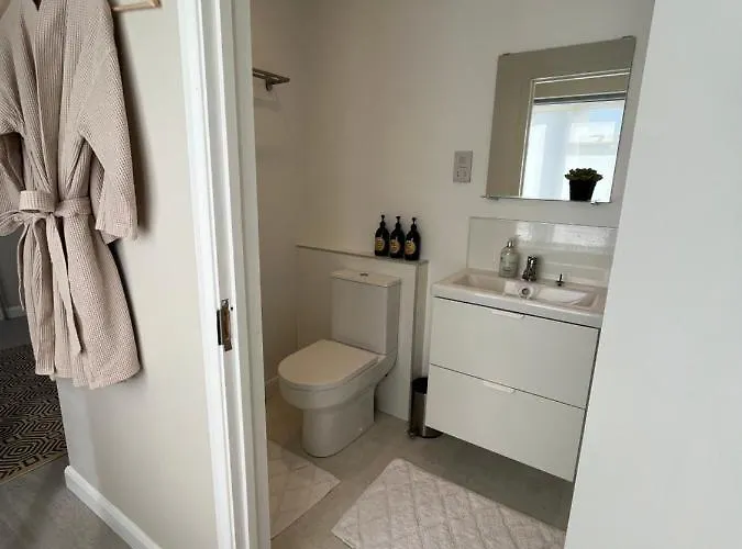 The Bit On The Side, Private Studio, Own Entrance, Free Driveway Parking, 10 Min Drive To Bath, Cheap Ev Point