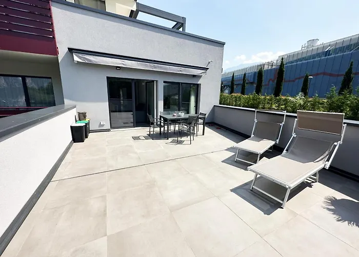 Residence Zangirolami - Luxury Garden And Balcony Apartments