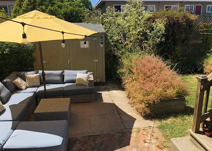 Light Filled Condo 3 Bedrm With Enclosed Sunny Backyard
