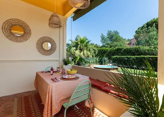 Maison Tropezienne En Plein Centre Avec Jardin Et Piscine