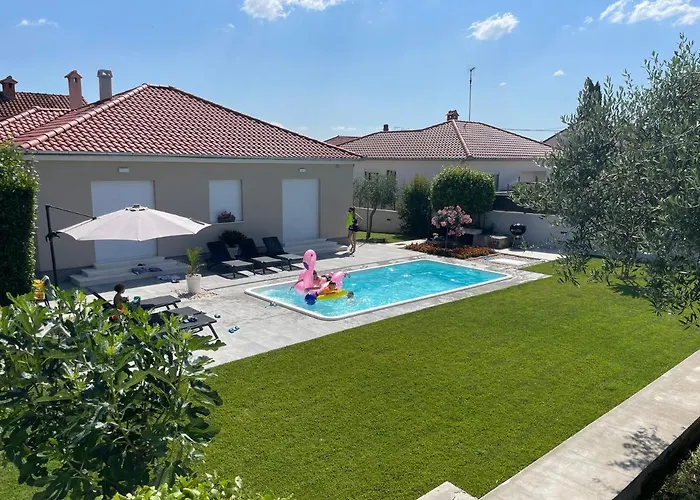 Tony'S House In Garden