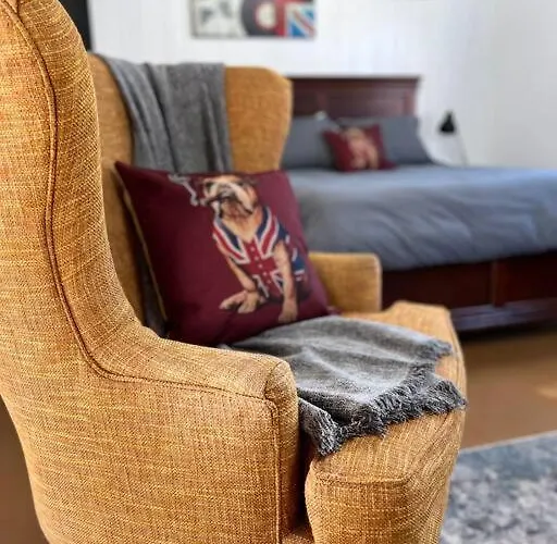 Private Bright Modern Studio! Queen Bed !