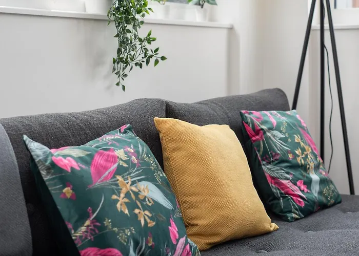 Milton Keynes Central: Deluxe 2-Bed Apartment near Station