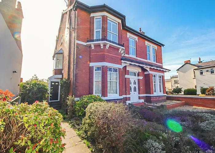 Spacious Victorian Birkdale Apartment With Garden