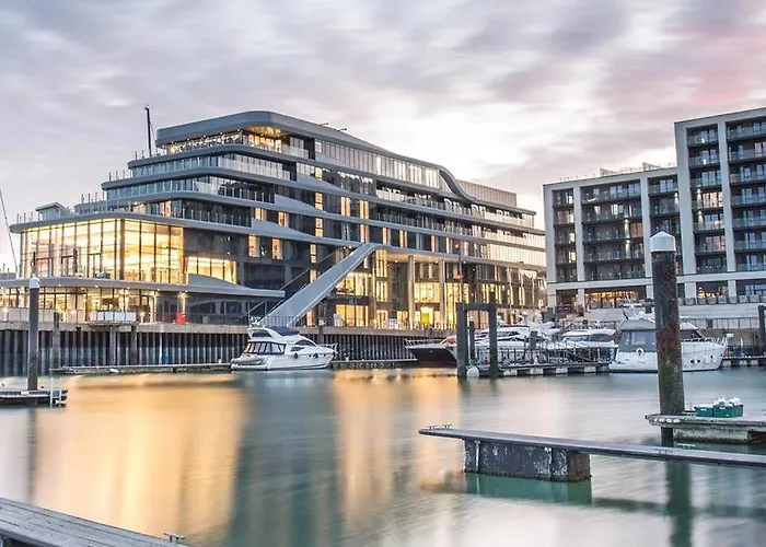 Southampton City Vibes: Central Apartment with Outdoor Space