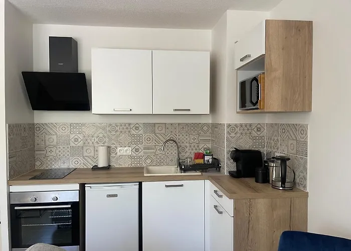 Au Calme Proche Centre-Ville, Studio Renove Avec Equipements Neufs Et Parking Prive
