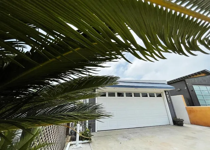 Mile To Beach! Private, Family & Pet Friendly Oasis! Pool Table & Hot Tub!