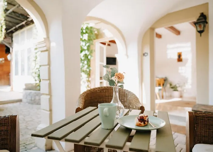 Appartement Residenz Bella Italia: Charming City-Center Stay with Balcony